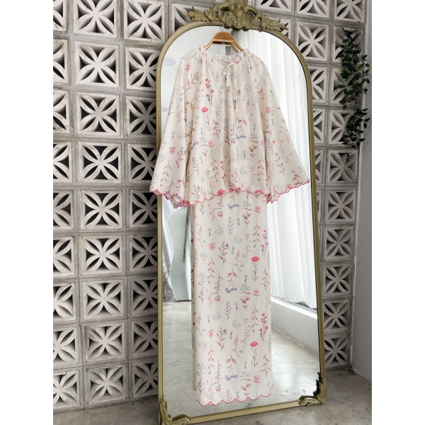 Iris Kurung Set (Size L)